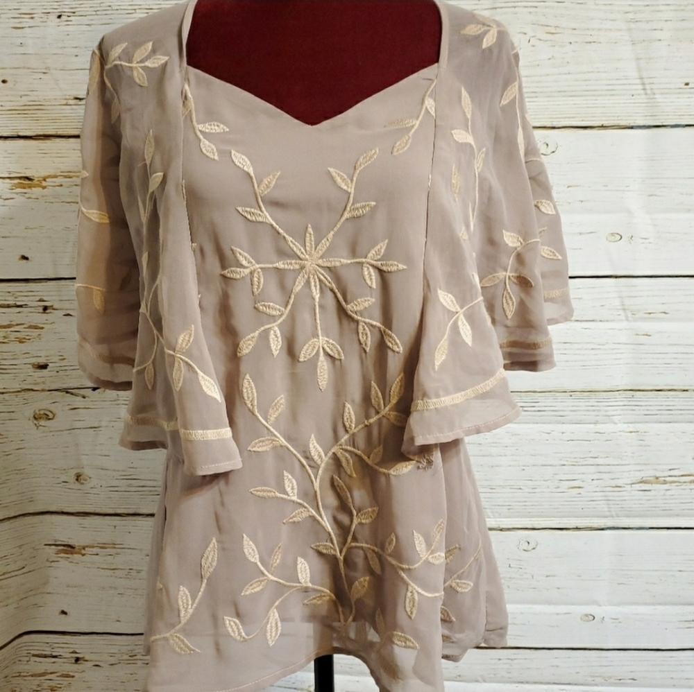 BKE Boutique Beige Top. Size: Small
